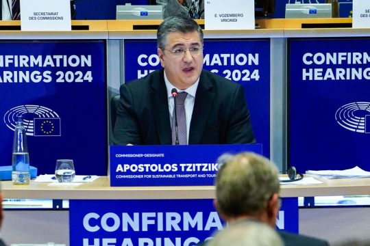 Παραδοχή Τζιτζικώστα - Η Κομισιόν ανησυχεί για αυξήσεις σε ακτοπλοϊκά και αεροπορικά